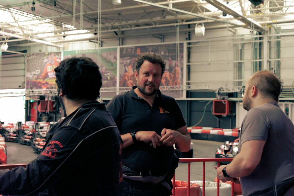 équipe Freeewayteam deavnt une piste de karting. Le COO de FreewayTeam Thibaut de Saint-Denis, avec les développeurs Damiano Deplano et David Charlier