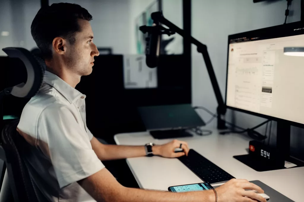 Un homme qui est en entrain de regarder son autorité de domaine sur son ordinateur