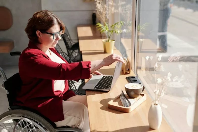 Une femme qui regarde les amendes sur la non conformité du RGPD